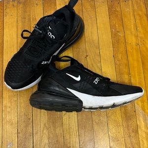 I am selling Nike air 270 in the color black and white.